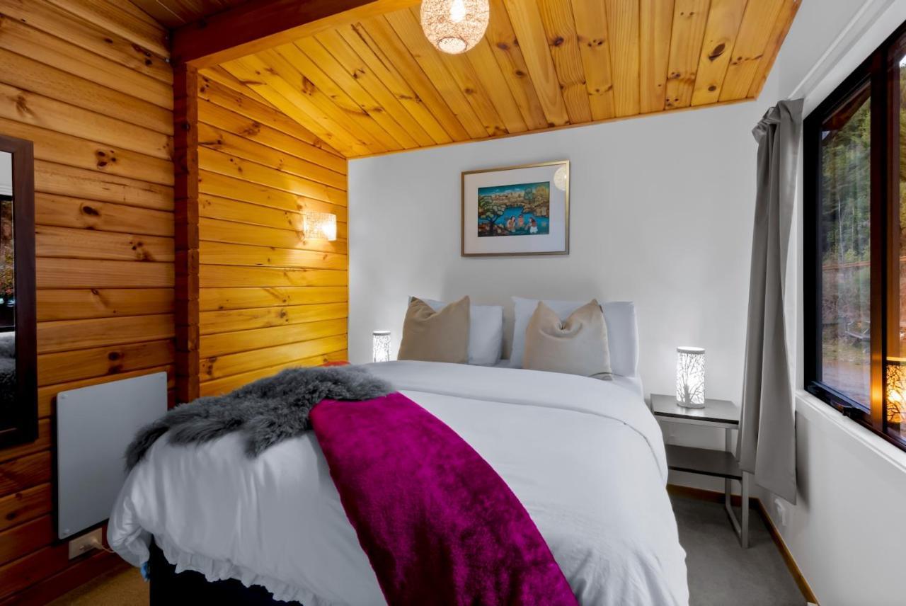 Kereru Cottage, Cosy Log Cabin, Serene Lake & Mountain Views Queenstown Dış mekan fotoğraf