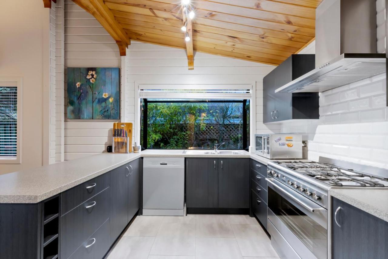 Kereru Cottage, Cosy Log Cabin, Serene Lake & Mountain Views Queenstown Dış mekan fotoğraf
