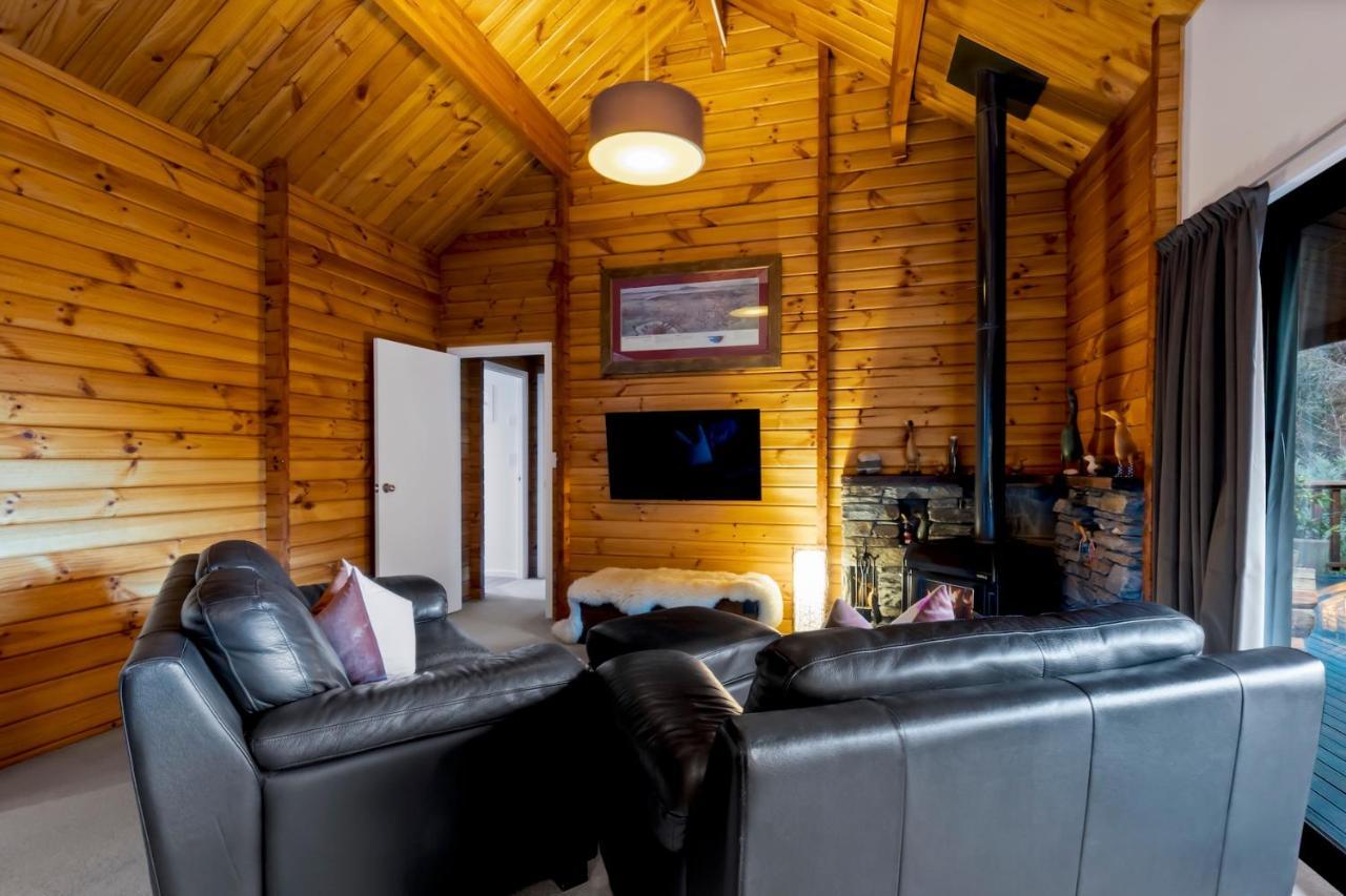 Kereru Cottage, Cosy Log Cabin, Serene Lake & Mountain Views Queenstown Dış mekan fotoğraf