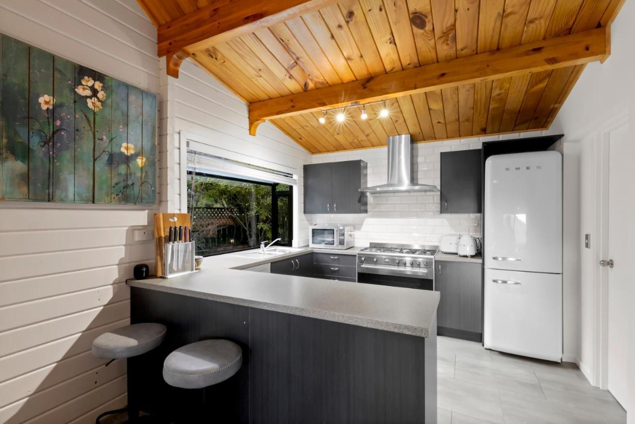 Kereru Cottage, Cosy Log Cabin, Serene Lake & Mountain Views Queenstown Dış mekan fotoğraf