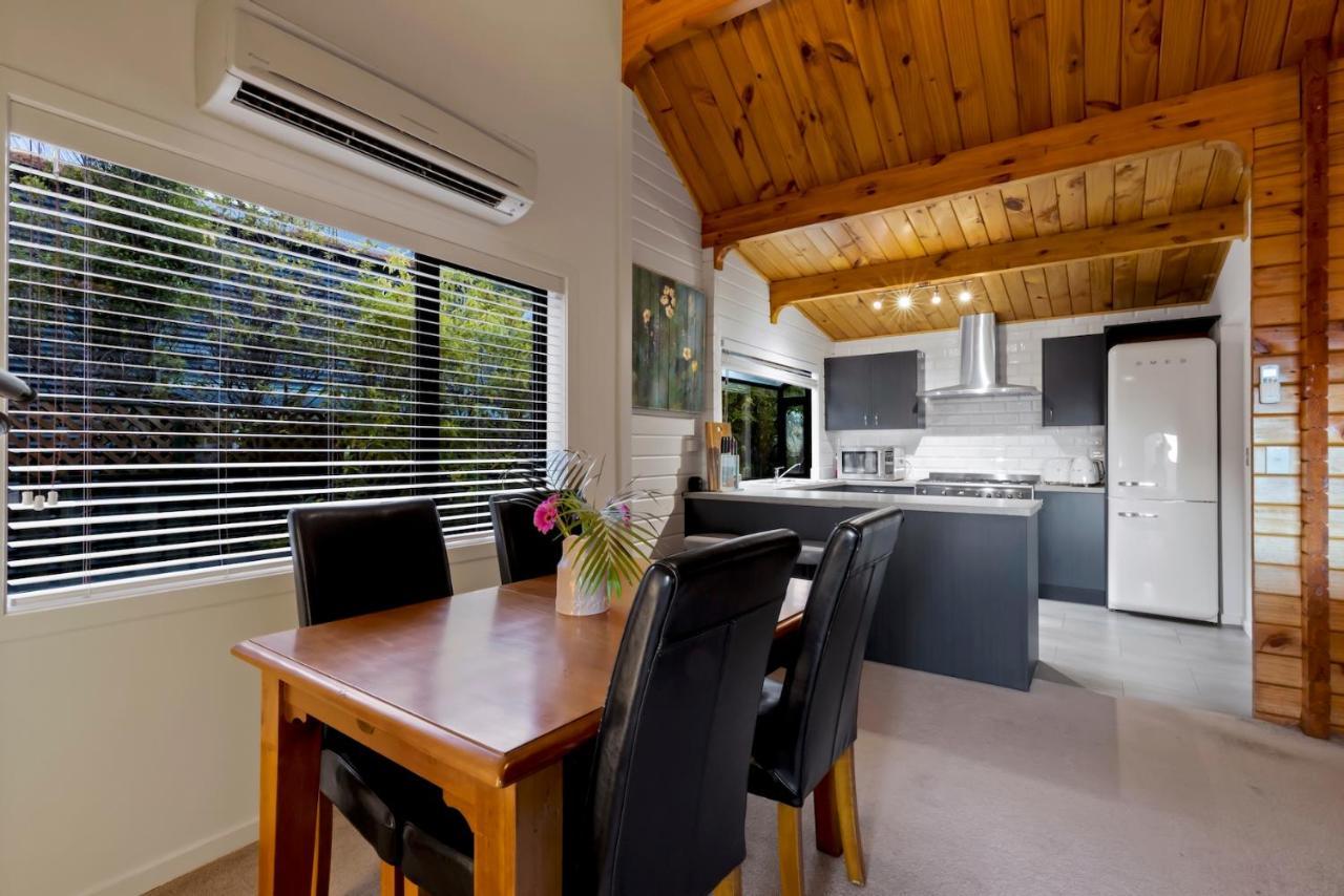 Kereru Cottage, Cosy Log Cabin, Serene Lake & Mountain Views Queenstown Dış mekan fotoğraf